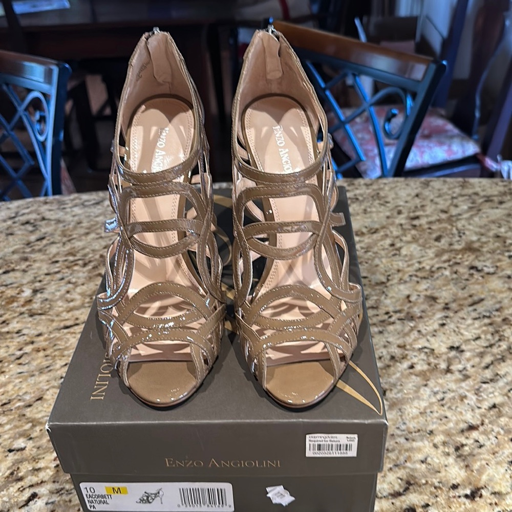 Tan/taupe patent leather heels size 10 New with zippers